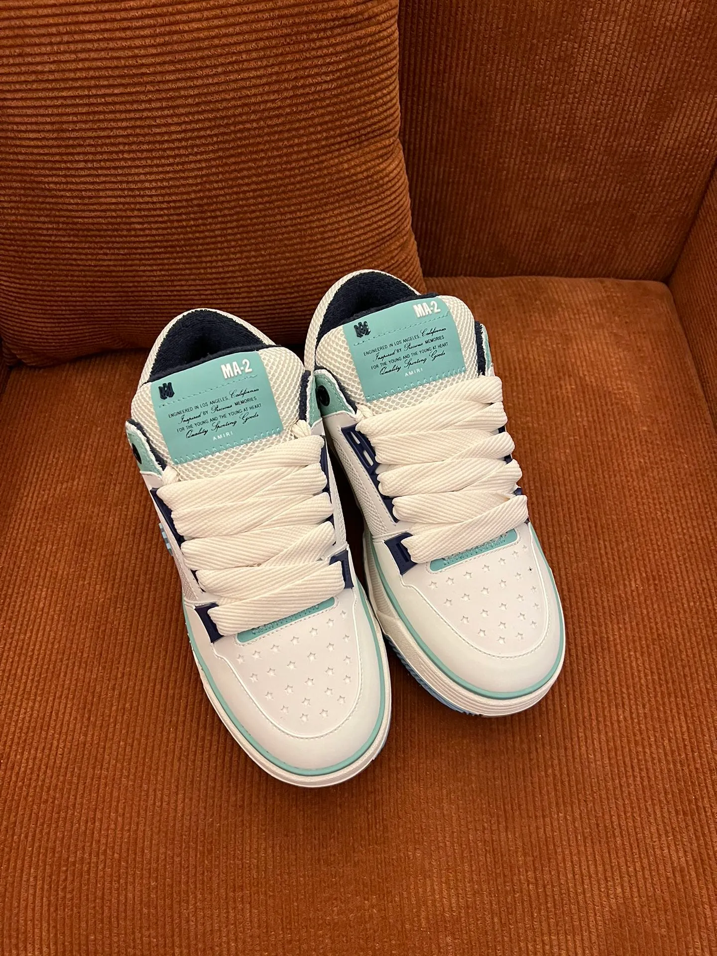 p620💰Men's shoes Amiri Emile's 2023 spring and summer new MA-1 bread shoes, couple models, casual sports shoes, sneakers Amiri gave up the rock punk style in the new season and used a large number of unsaturated colors, Morandi tones, whether you see or wear them, it will make people very happy. The large tongue of the bread shoes continues, shortens the length of the shoe body, thickens the midsole, and the toe part is more rounded. Amiri's brand letters and MA logo appear on the side of the shoe. Fabric: Original customized imported first-layer cowhide + mesh. Lining: Original customized breathable towel lining. Outsole. Foam combination material. Bottom thickness: 4CM. Size: Men's 39-45